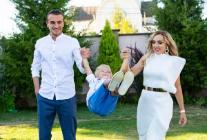 Сімейна фотосесія у Миколаєві — затишний кадр дитини з мамою та татом